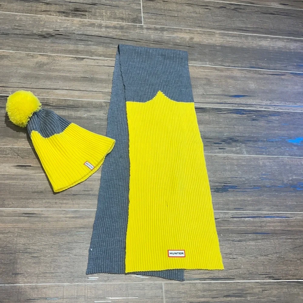 ❤️❤️PRELOVED❤️❤️ HUNTER Original Moustache Beanie Bobble Hat and Scarf - Picture 3 of 12